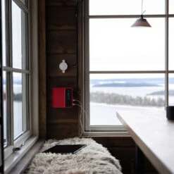 Home 800 Solar System (Solcellebelysning) -Osprey || Icebreaker || Patagonia Butikk BRIGHT Home 800 Solar Home System inne hytta