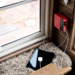 Home 300 Solar System (Solcellebelysning) 15 Home 300 Solar System (Solcellebelysning) -Osprey || Icebreaker || Patagonia Butikk BRIGHT Home 300 Solar Home System kontrollenhet detalj