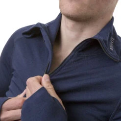 Brynje Arctic Zip Polo W/Thumbgrip (Herre) -Osprey || Icebreaker || Patagonia Butikk Brynje Arctic Zip Polo w thumbgrip Herre modell detalj