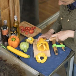 Opinel Nomad Cooking Kit Tursett -Osprey || Icebreaker || Patagonia Butikk Opinel Nomad Cooking Kit Tursett skjaere paprika