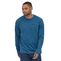 Patagonia L/S P-6 Logo Responsibili-Tee Longsleeve -Osprey || Icebreaker || Patagonia Butikk Patagonia LS L6 Logo Responsibili Tee Herre Wavy Blue modell