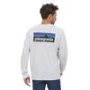 Patagonia L/S P-6 Logo Responsibili-Tee Longsleeve -Osprey || Icebreaker || Patagonia Butikk Patagonia LS P 6 Logo Responsibili Tee Longsleeve Herre White Modell Bak