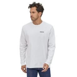 Patagonia L/S P-6 Logo Responsibili-Tee Longsleeve -Osprey || Icebreaker || Patagonia Butikk Patagonia LS P 6 Logo Responsibili Tee Longsleeve Herre White Modell Front