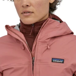 Patagonia Torrentshell 3L Jacket Regnjakke (Dame) -Osprey || Icebreaker || Patagonia Butikk Patagonia Torrentshell 3L Jacket Regnjakke Dame Modell detalj