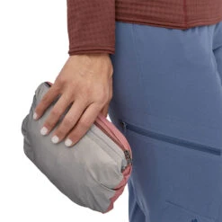 Patagonia Torrentshell 3L Jacket Regnjakke (Dame) -Osprey || Icebreaker || Patagonia Butikk Patagonia Torrentshell 3L Jacket Regnjakke Dame Modell sammenpakket