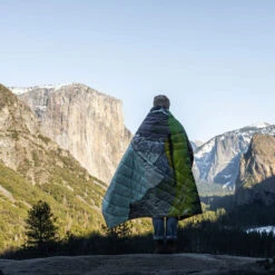 Rumpl The Original Puffy Blanket (Yosemite) -Osprey || Icebreaker || Patagonia Butikk Rumpl The Original Puffy Blanket Yosemite fjellstemning