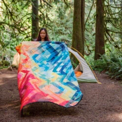 Rumpl The Original Puffy Blanket Turpledd (Geo) -Osprey || Icebreaker || Patagonia Butikk Rumpl The Original Puffy Blanket Turpledd Geo modell telt