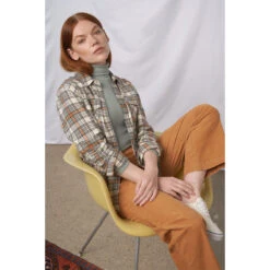 United By Blue Responsible Flanellskjorte - Juniper (Dame) -Osprey || Icebreaker || Patagonia Butikk United By Blue Responsible Flanellskjorte Dame Juniper modell stol