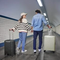 Samsonite Upscape Trillekoffert (75 Cm) 11 Samsonite Upscape Trillekoffert (75 Cm) -Osprey || Icebreaker || Patagonia Butikk highlight upscape lifestyle 2